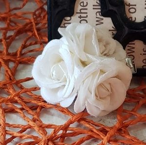Adorable Off White Flower Hairclip
